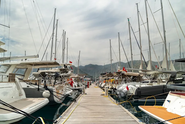 Bryggen mellom seilbåtene i marinaen