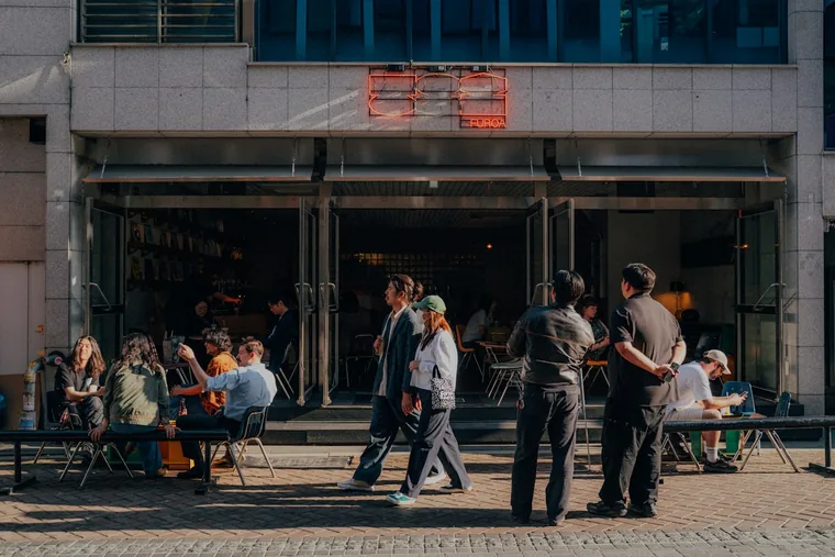 Fortauskafeen fylles opp utover ettermiddagen