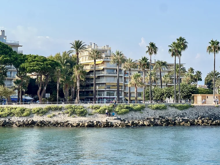 Leilighetsbygg langs strandpromenaden