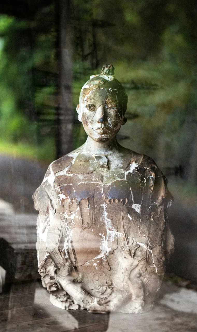 Forvitret statue i museets hage