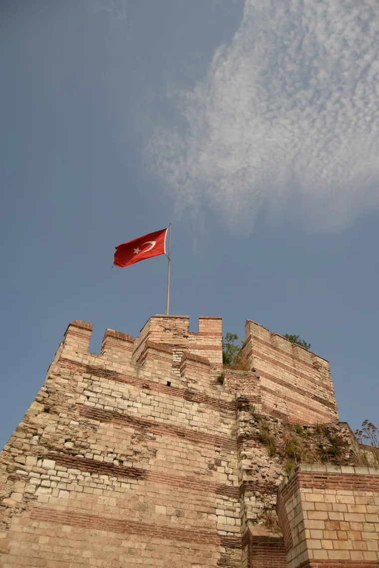 Flagget vaier over muren