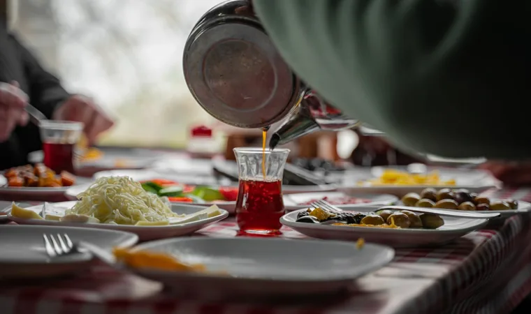Teen skjenkes ved frokostbordet