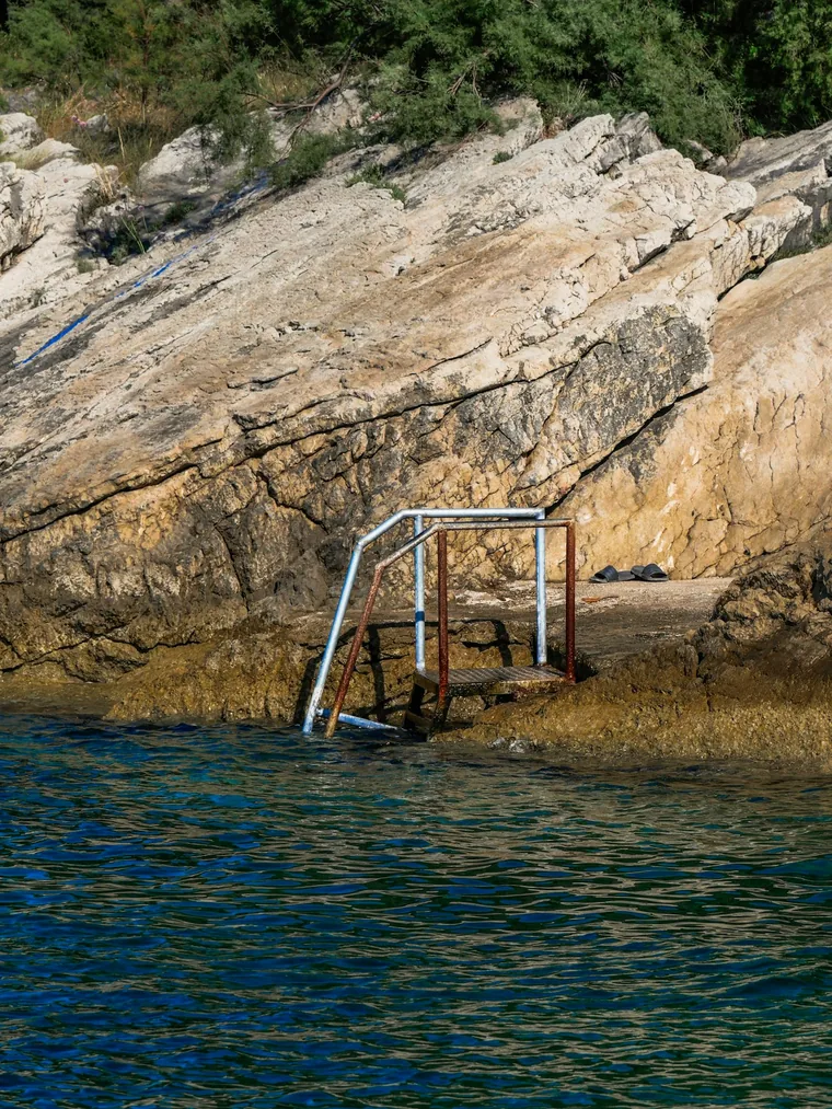 Badetrapp mellom klippene