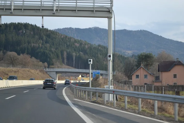 Motorveien går tvers gjennom landskapet