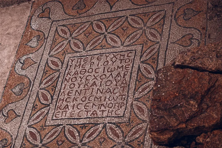 Innskrift lagt i mosaikk