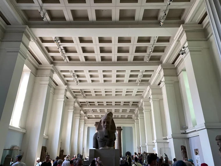 Museumssalen med funn fra hele landet