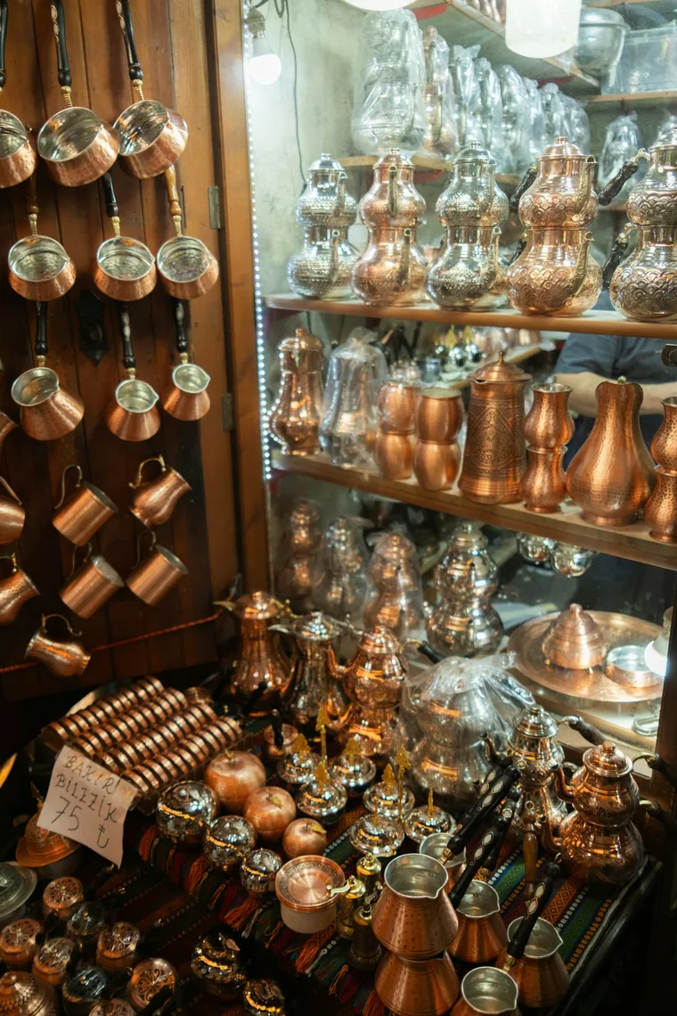 Kobberkanner til salgs i butikken