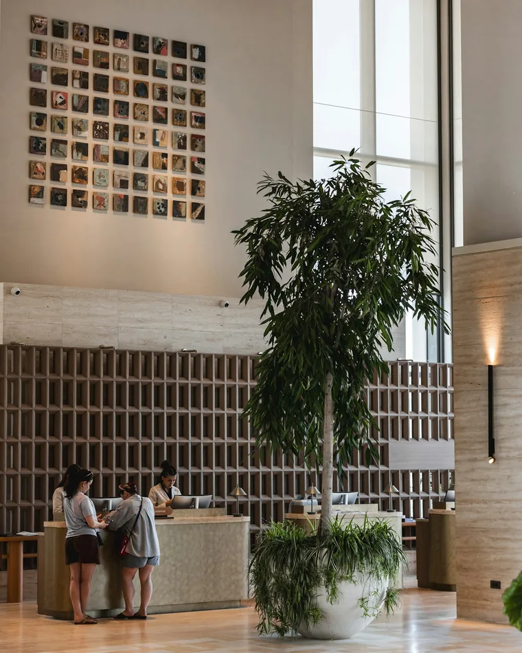 Lobbyen med planter og sittegrupper