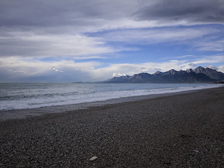 Grå dag over rullesteinstranden
