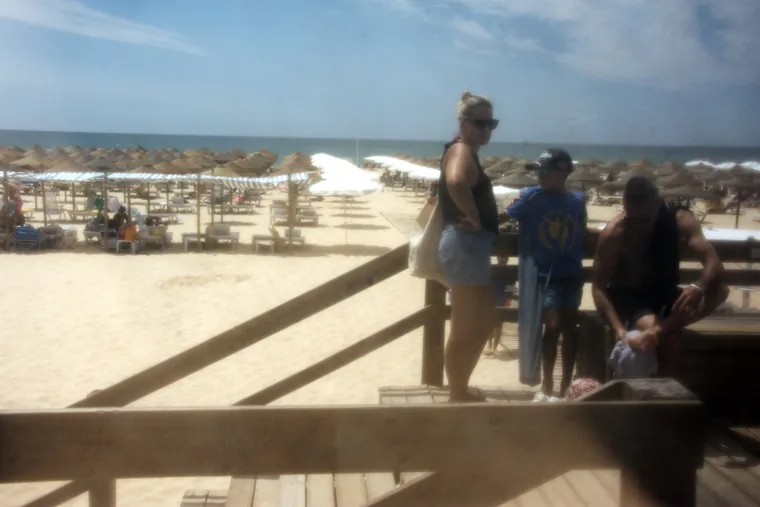 Trebrygge ut mot stranden