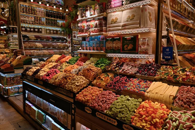 Godteributikk med tørket frukt og nøtter