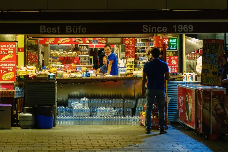 Büfé med rask mat, åpent til langt på natt