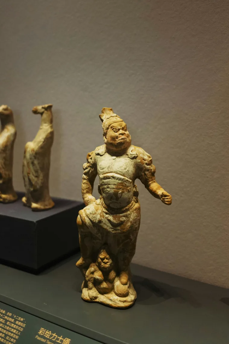 Små figurer fra oldtiden i monteren